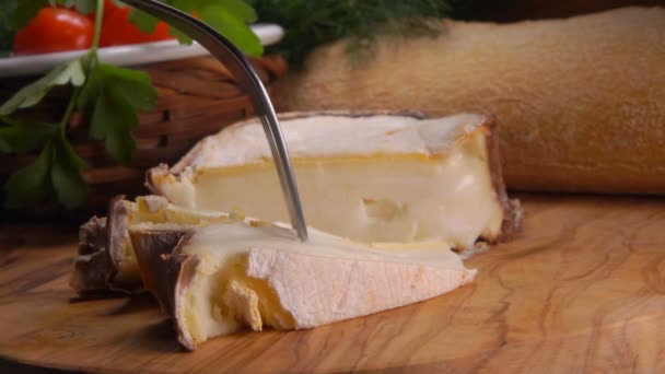 フォークは柔らかいクリーミーなフランスのエチケットチーズの一部を取ります — ストック動画