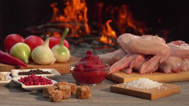 Panorama de los ingredientes para una preparación de deliciosas alitas de pollo a la parrilla — Vídeos de Stock