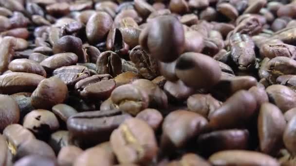 Szuper közeli kép a lehulló pörkölt kávébabról — Stock videók