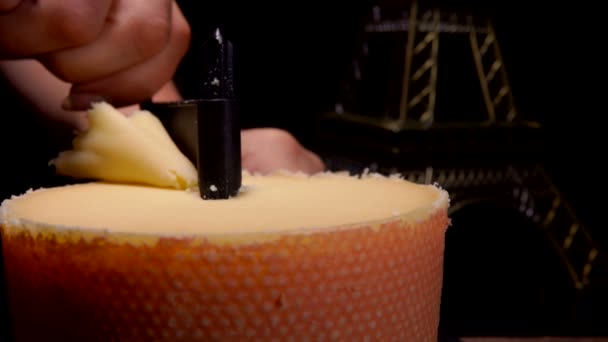 Girolle cheese scraper speciaal mes snijdt spaanders van een top van harde kaas — Stockvideo
