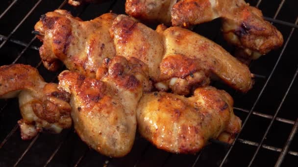 De appetitvækkende kyllingevinger på spydene steger og steger på grillen – Stock-video