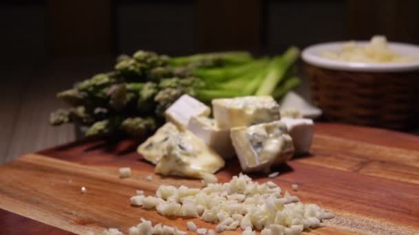 Ingredienti per deliziosa salsa di formaggio a bordo su sfondo di asparagi verdi — Video Stock