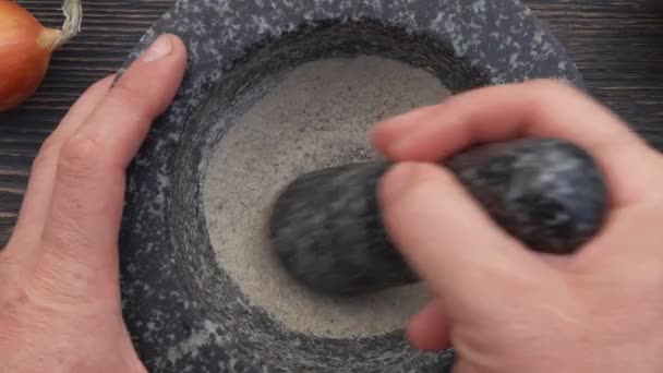 Primo piano vista dall'alto delle spezie pestello miscelazione nella malta di pietra grigia — Video Stock
