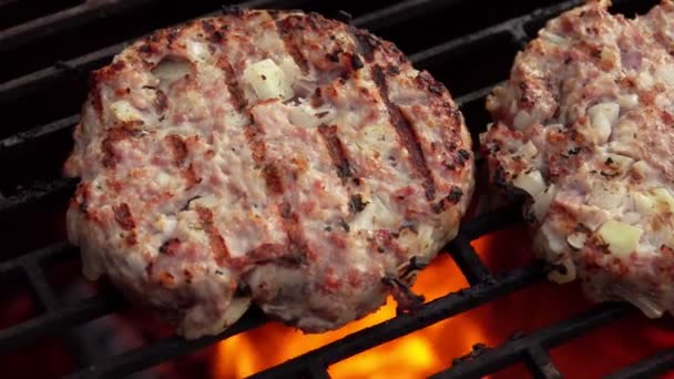 Dwa domowe kotlety z mięsa i cebuli pieką się na grillu. — Wideo stockowe