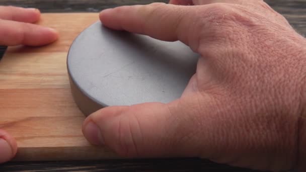 Руки перевертають форму, повну сирого м'яса з цибулею, пресованою в бургер котлета — стокове відео