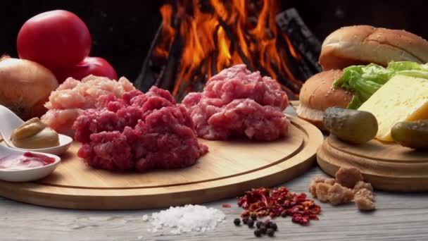 Zutaten für die hausgemachte Burger-Zubereitung: rohes Hackfleisch auf dem Holzbrett — Stockvideo