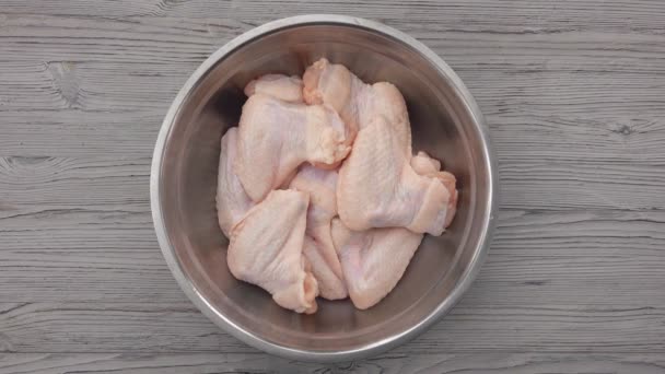 Vista superior das mãos masculinas aspersão asas de frango com especiarias — Vídeo de Stock