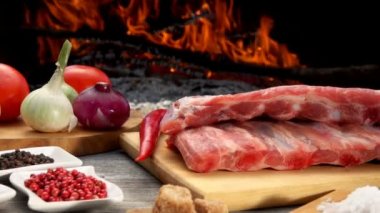 Izgara kaburga hazırlamak için gerekli malzemelerin yanına yakın çekim.