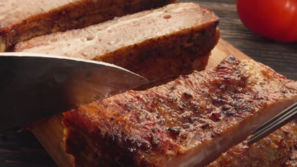 Close-up van de sappige gegrilde ribben op de houten plank — Stockvideo