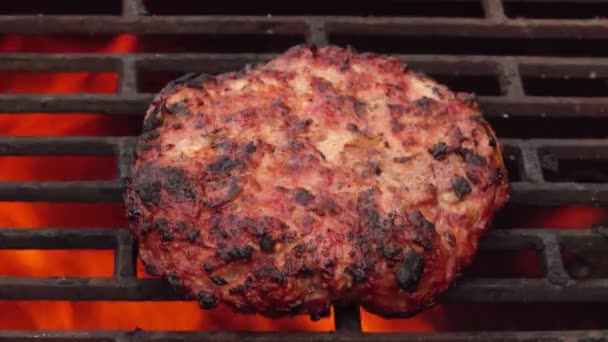 햄버거를 굽는 기구가 화염 위에 있는 유리병 위에서 구워 지고 있습니다 — 비디오