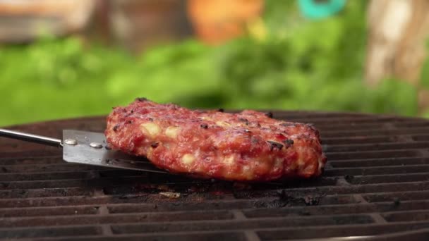 Escalope de hamburger maison appétissante faite de viande est retourné sur le gril — Video