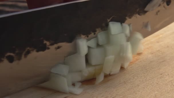 Super primer plano del cuchillo cortando una cebolla blanca en cubos — Vídeos de Stock