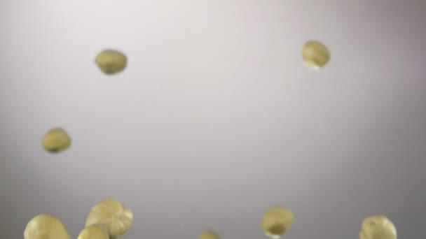 Close-up van geschilde hazelnoten stuiteren en spinnen op witte achtergrond — Stockvideo