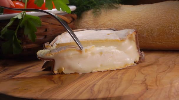 Měkká krémová francouzština Epoisses sýr v hnědé plísně kladení na dřevěnou desku — Stock video