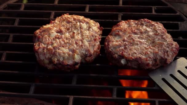 Дві свіжі домашні бургерні котлети з м'яса і цибулі смажать на сітці — стокове відео
