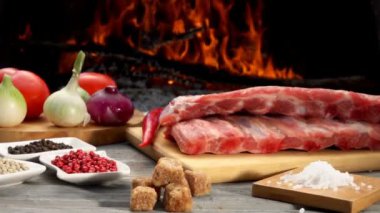 Tahtadaki çiğ kaburgaların hazırlanma malzemelerinin yanına yakın plan.