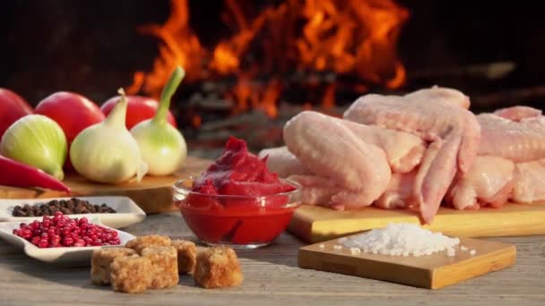 Primer plano de los ingredientes para la preparación de alitas de pollo a la parrilla — Vídeo de stock