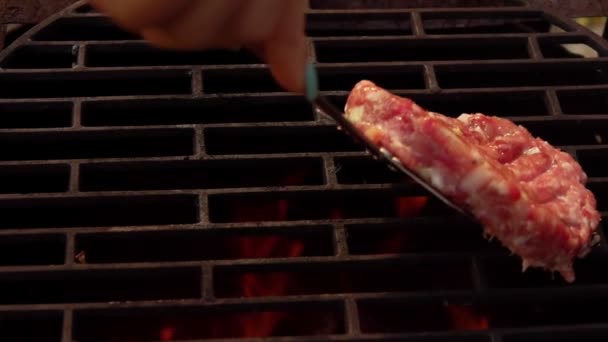 Două bucăți crude de burger de casă din carne sunt plasate pe grătar — Videoclip de stoc