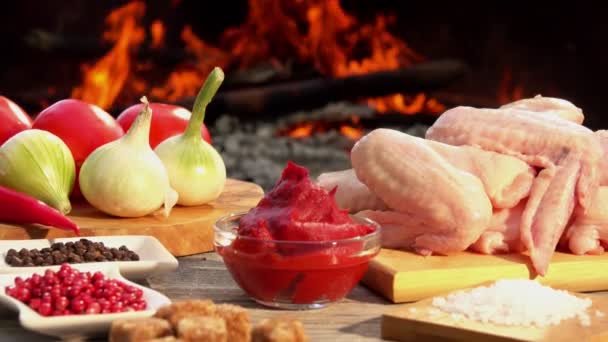 Ingredientes para la preparación de alitas de pollo a la parrilla con salsa de tomate — Vídeo de stock
