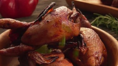 Lezzetli kızarmış bıldırcınların üzerine düşen doğranmış yeşil soğanın yakın çekim görüntüsü