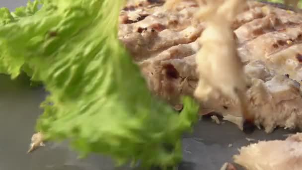 Super-Nahaufnahme einer Gabel, die ein Stück köstlichen gegrillten weißen Makrelenfisch nimmt — Stockvideo