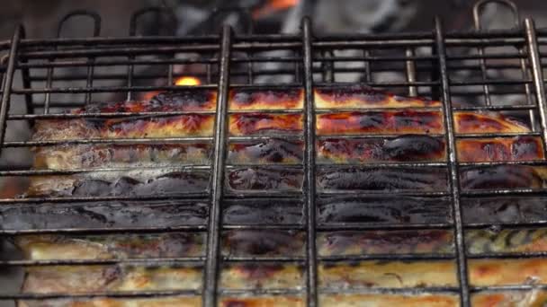 Panorama de cerca del delicioso pescado blanco de caballa se tuesta en la parrilla — Vídeos de Stock