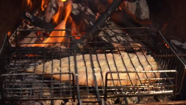 맛있는 흰 고등어를 볶아서 바베큐 그릴에 뒤집는다 — 비디오
