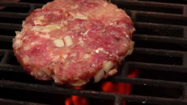 Close-up da costeleta de hambúrguer de carne crua na grelha acima do fogo aberto — Vídeo de Stock