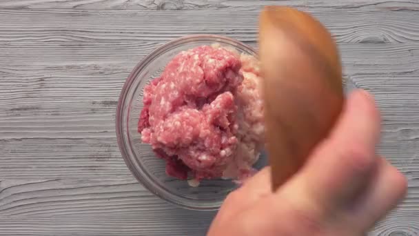 Vista superior das mãos masculinas misturando vários tipos de carne picada crua — Vídeo de Stock