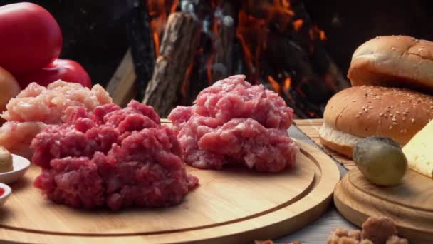 Surowe składniki do przygotowywania domowych burgerów: mięso mielone na drewnianej desce — Wideo stockowe
