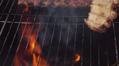 Lezzetli kaburgalar ızgara ızgarasında mutfak maşasıyla döner.