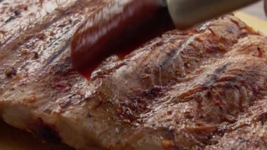 Lezzetli iştah açıcı pirzolaların süper yakın çekimi domates sosuyla yayılmış.