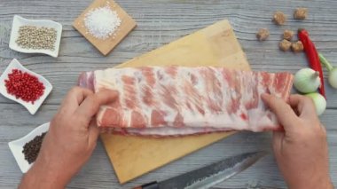 Mangal için çiğ pirzola hazırlayan erkeklerin üst görüntüsü.