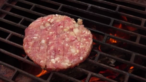 Close-up panorama of the raw meat cutlet roasting above the open fire — Stock Video