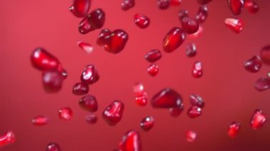 Şarabın arka planına olgun nar taneleri çapraz düşüyor.