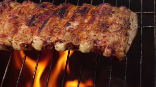 Close-up das deliciosas costelas crocantes assar na grelha — Vídeo de Stock