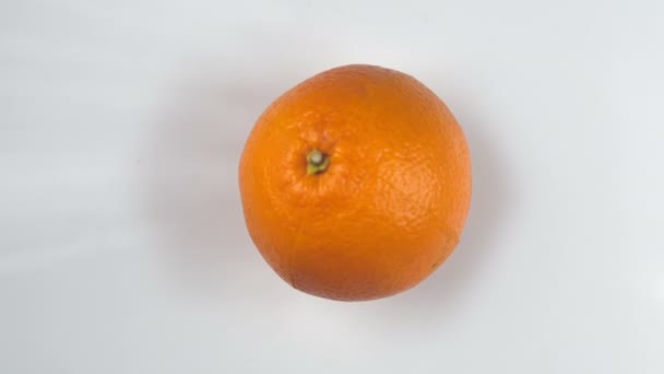 Orange fällt und zerbricht in Scheiben — Stockvideo
