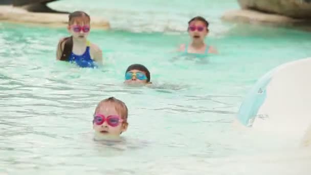 Los niños juegan en el agua — Vídeos de Stock