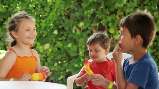 Παιδιά που τρώνε παγωτό — Αρχείο Βίντεο