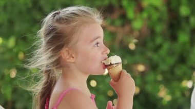 Dondurma yiyen kız.