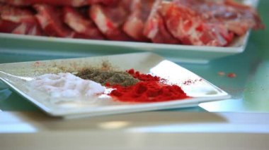 Eti biftek için hazırlanıyor... baharat, tuz, ketçap