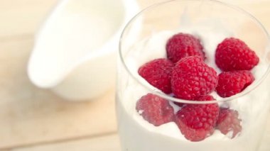 Bir bardak süt içinde ahududu. Muzlu süt