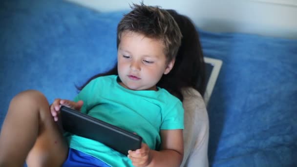 Jongen spelen op de tablet — Stockvideo