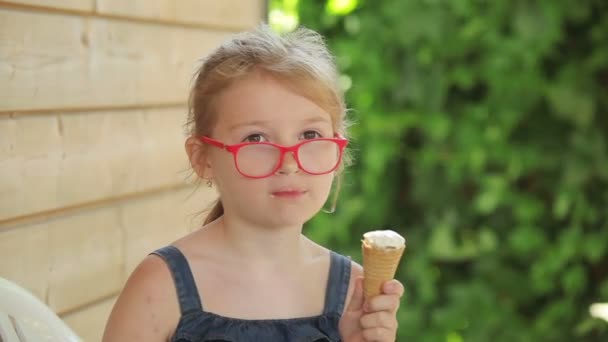 Девушка ест мороженое — стоковое видео