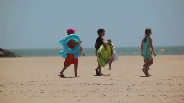 Crianças correndo na praia — Vídeo de Stock