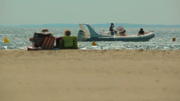 Båt på stranden väntar för passagerare — Stockvideo