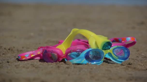 Swimming goggles on sand — Stock Video