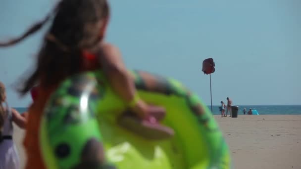 快乐的孩子们在海滩上运行 — 图库视频影像