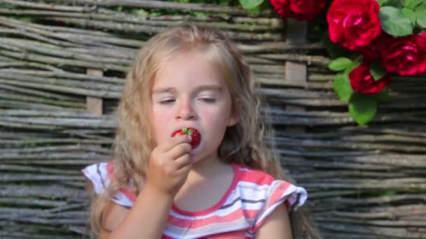 Mädchen isst reife Erdbeeren — Stockvideo