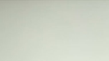 üzüm ıslak masanın üzerine düşüyor